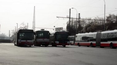 otobüs durağında otobüs terminali