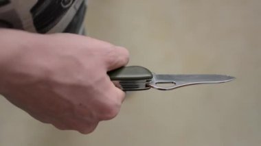 adam bir savaş bıçak gizler