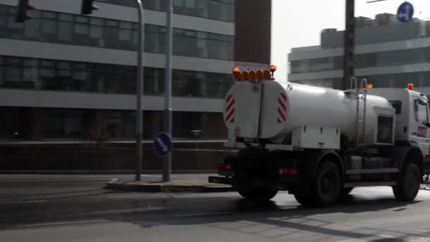 Уборка машины очищает улицу — стоковое видео