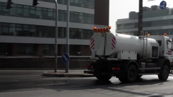 Schoonmaak auto reinigt de straat — Stockvideo