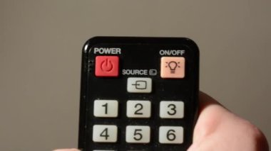 el (genç erkek) devre dışı bırakmak için uzaktan kumandada bir düğmeye basmadan