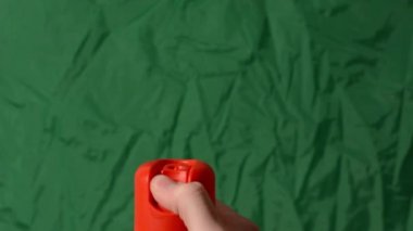 el (genç erkek) kullanan tuvalet spreyi (Oda spreyi) - (yeşil ekran)