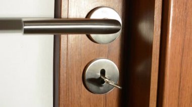 el (genç erkek) iç kapı ile anahtar kilidini.