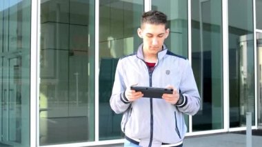 adam bir tablet üzerinde çalışır ve sonra gider
