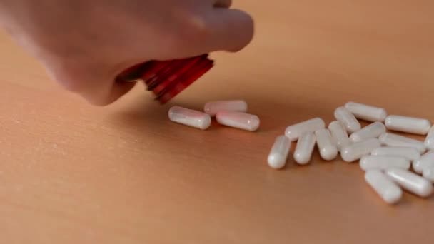 Tabletten auf den Tisch legen — Stockvideo