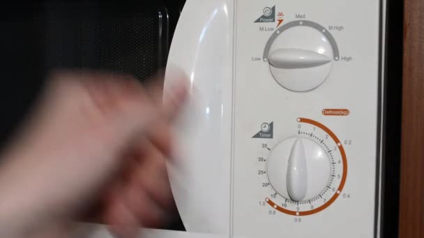 Chiudere e accendere il forno bianco — Video Stock
