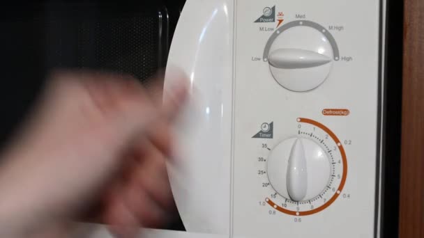 Sluiten en de witte oven inschakelen — Stockvideo