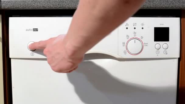 Turn on the white dishwasher — Stock Video