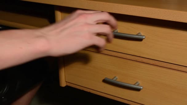 Hand (jeune homme) insère des papiers dans le tiroir du bureau — Video