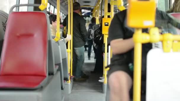 Mensen reizen met de bus - time-lapse — Stockvideo