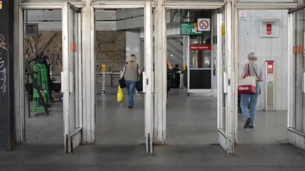 Люди входят в здание метро - Timelapse — стоковое видео