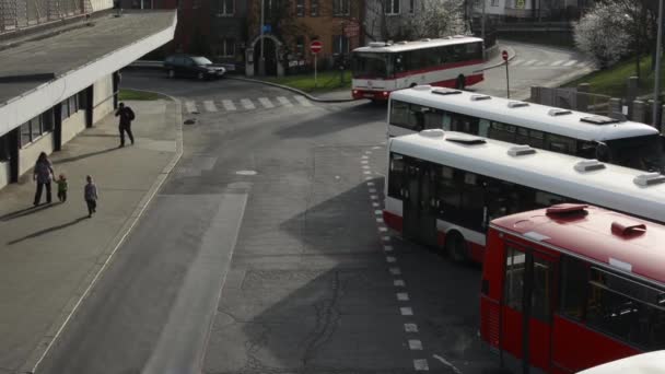 Автобус в депо і людей залишити автобуса. — стокове відео