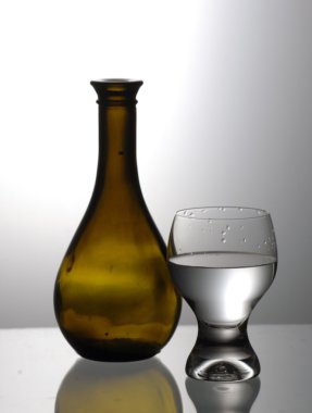 bir cam ile bir sürahi