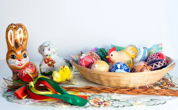 bir sepet ve diğer süslemeler yumurta boyalı Paskalya dekorasyon-
