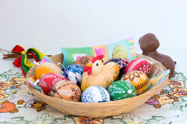 bir sepet ve diğer süslemeler (çikolata yumurta boyalı Paskalya dekorasyon-)