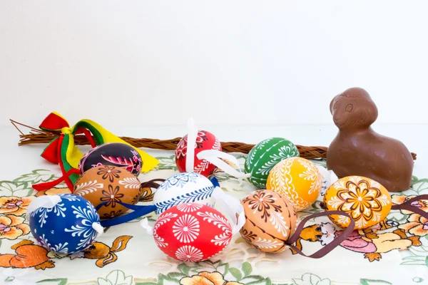 Пасхальное украшение - окрашенные яйца и другие украшения — стоковое фото