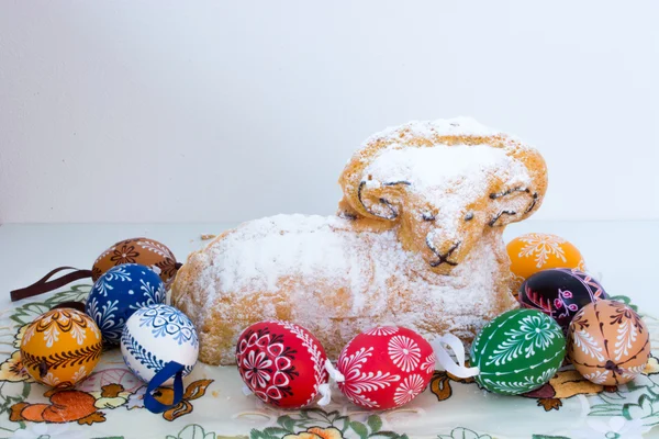 Paskalya dekorasyon - yemek için ram ve boyalı yumurta