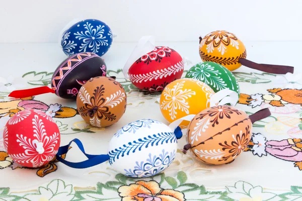 Osterdekoration - bemalte Eier auf dekorativer Tischdecke — Stockfoto