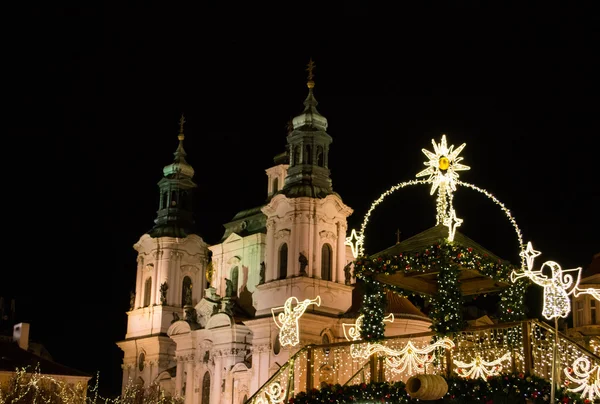 Festively decorated bridge. religious building in the background — Stock Photo, Image