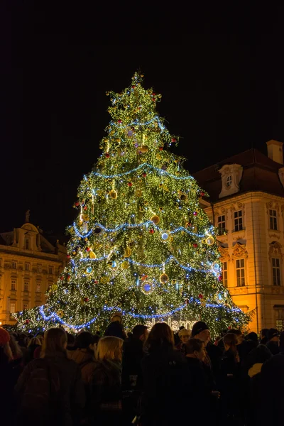 Árvore de Natal com pessoas na Praça da Cidade Velha, Praga (República Checa ) — Fotografia de Stock