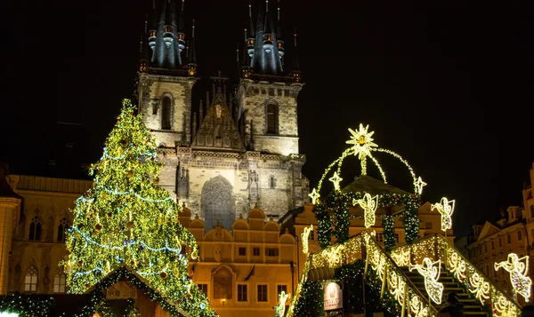 Christmas tree with decorated bridge and Church of Our Lady on Old Town Square — Stock Photo, Image