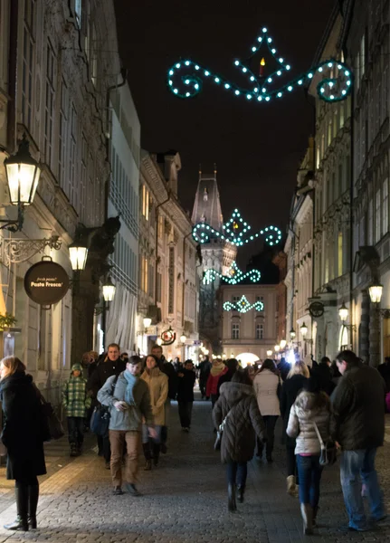 Pessoas em uma rua decorada de Natal, Praga — Fotografia de Stock