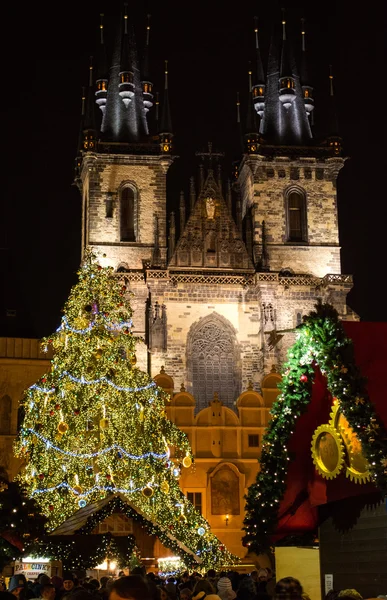 Árvore de Natal com pessoas e Igreja de Nossa Senhora na Praça da Cidade Velha — Fotografia de Stock