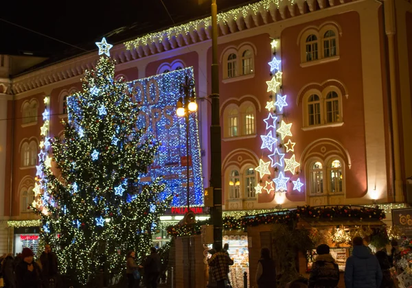 Arbre de Noël avec des gens et d'autres décorations de Noël Photos De Stock Libres De Droits