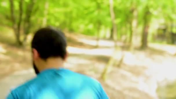 Sportoló fut végig az erdőben - steadicam — Stock videók