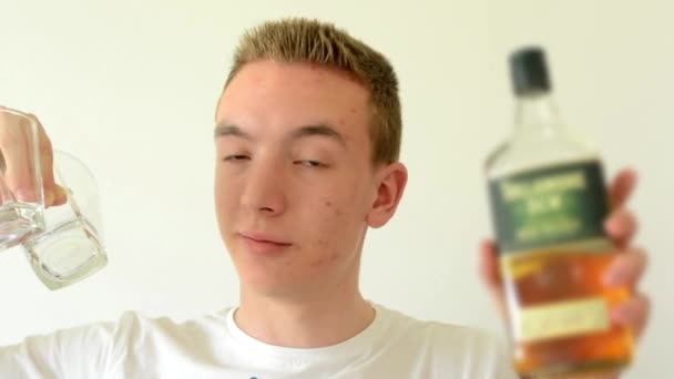 Mann mit Alkohol (Whiskey) und Gläsern — Stockvideo