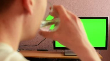 adam tv(television) - ip - man içecek su saatler