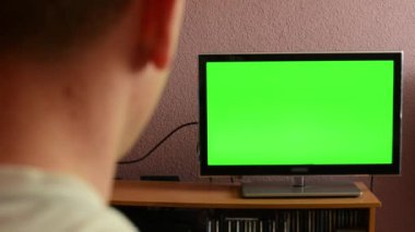 hoşnutsuz tv(television) - yeşil ekran - adam başını sallar ve televizyonu kapatır erkek saatleri