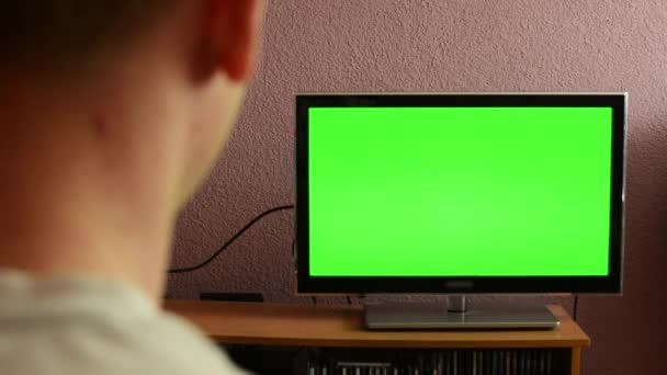 Mann sieht tv(television) - green-Screen - Mann Telefon — Stockvideo