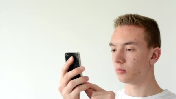 Man neemt foto's met een smartphone en man glimlacht — Stockvideo