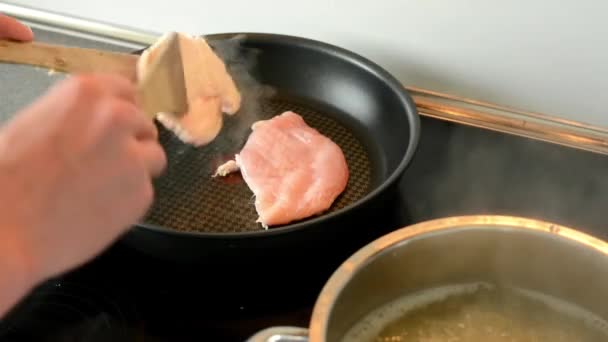 Hombre cocinar carne - convertir la carne — Vídeos de Stock