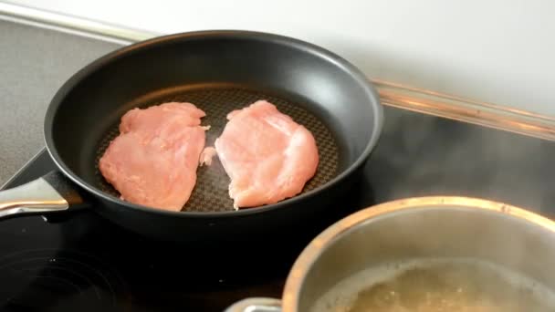 Hombre cocinar carne - timelapse — Vídeos de Stock