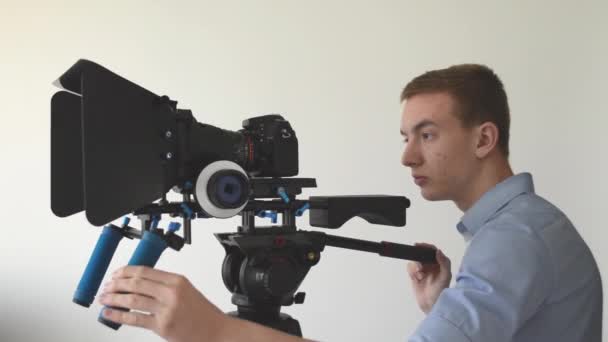 Hombre películas con cámara profesional — Vídeo de stock