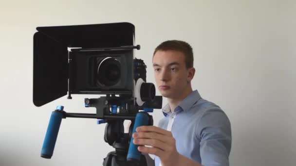 Film uomo con fotocamera professionale — Video Stock