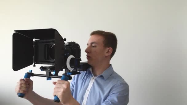 Man films met professionele camera — Stockvideo
