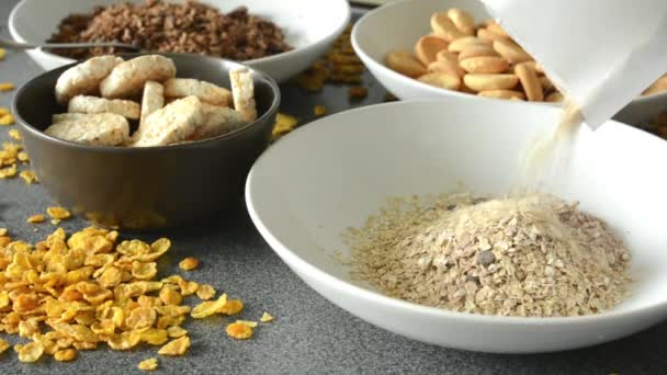 Koolhydraten (gezondheid van voedsel) - cornflakes — Stockvideo