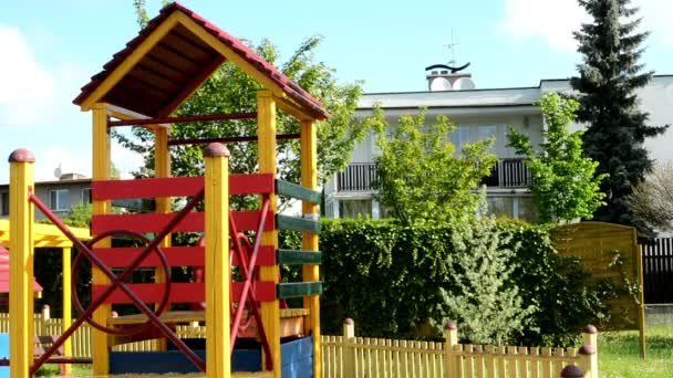 Parque infantil con la naturaleza y la casa — Vídeo de stock