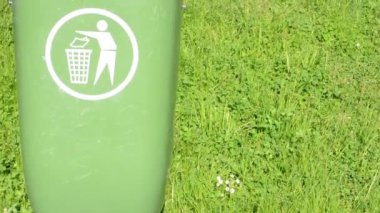 doğa ile çöp kovası