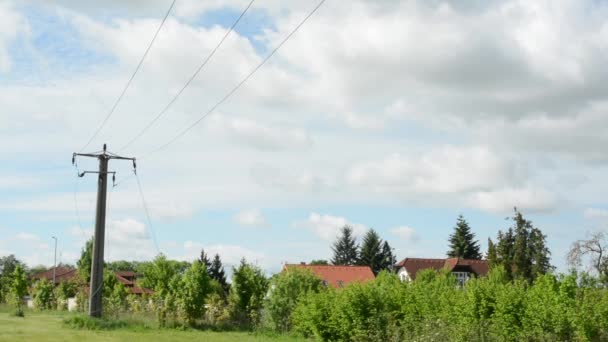 Hochspannung bei Stadt und Natur — Stockvideo