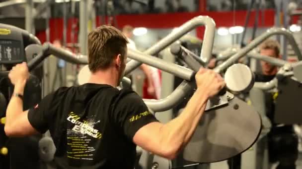 男人回加强健身或健身房。锻炼 — 图库视频影像