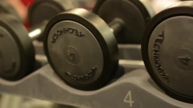adam bir dumbbell fitness veya spor salonu alır