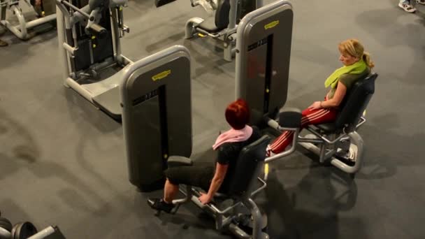 Insanlar, fitness, spor salonunda tren. egzersiz. — Stok video