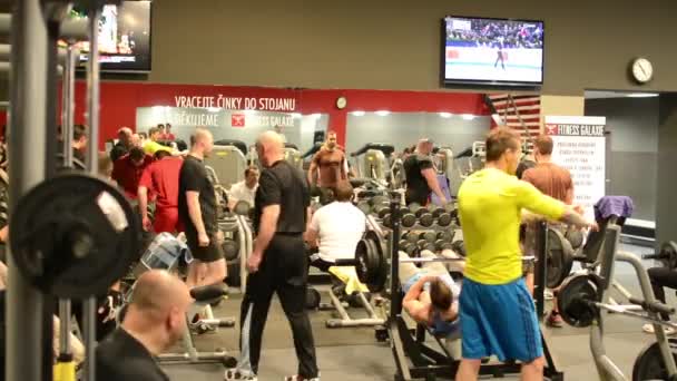 As pessoas treinam em fitness, ginásio. Exercício . — Vídeo de Stock