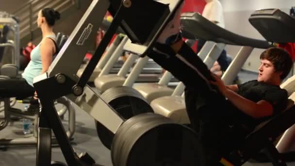 L'uomo rafforza le gambe in palestra o fitness — Video Stock