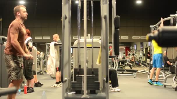 Mensen trainen in de fitness, gymnastiek. training. — Stockvideo