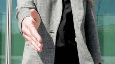 iş kadınları için karşılıklı iş bina önce bir el verir